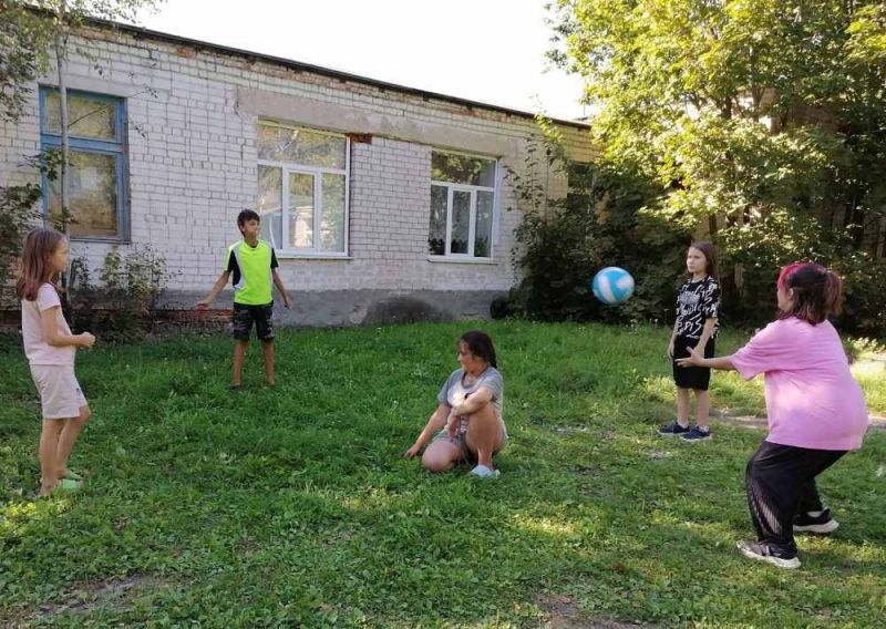 Осень в этом году радует нас поистине летней погодой. И мы с удовольствием играем на улице.