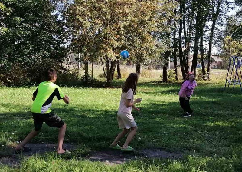 Осень в этом году радует нас поистине летней погодой. И мы с удовольствием играем на улице.