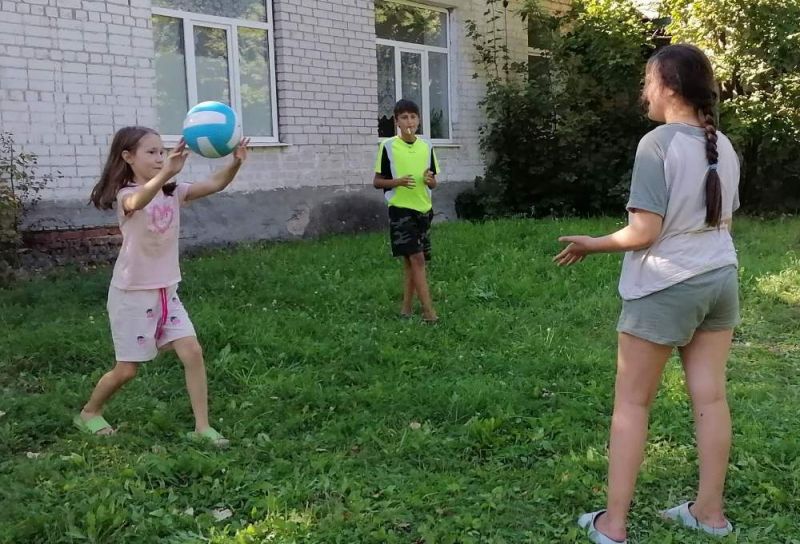 Осень в этом году радует нас поистине летней погодой. И мы с удовольствием играем на улице.