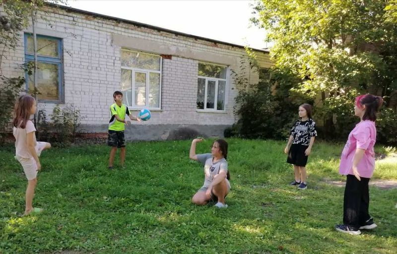 Осень в этом году радует нас поистине летней погодой. И мы с удовольствием играем на улице.